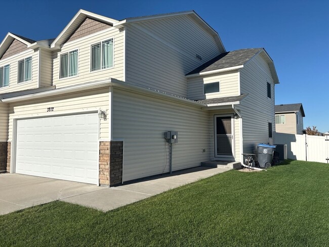 Primary Photo - 4 BEDROOM, 3.5 BATHROOM SADDLE RIDGE TOWNH...