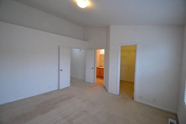 Building Photo - 3 Bed 2.5 Bath Townhome With AC Available ...