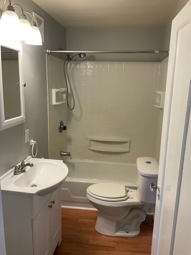 Building Photo - Charming, Character-Filled 2 Bedroom in Br...
