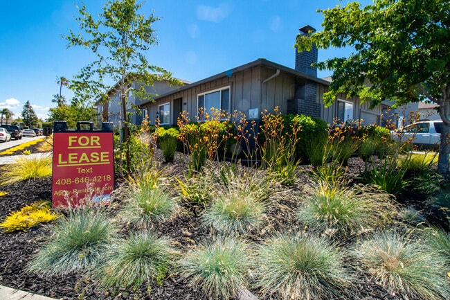 Building Photo - 2144 Royal Dr