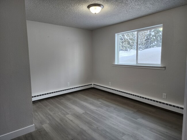 Building Photo - 401 E 8th Ave