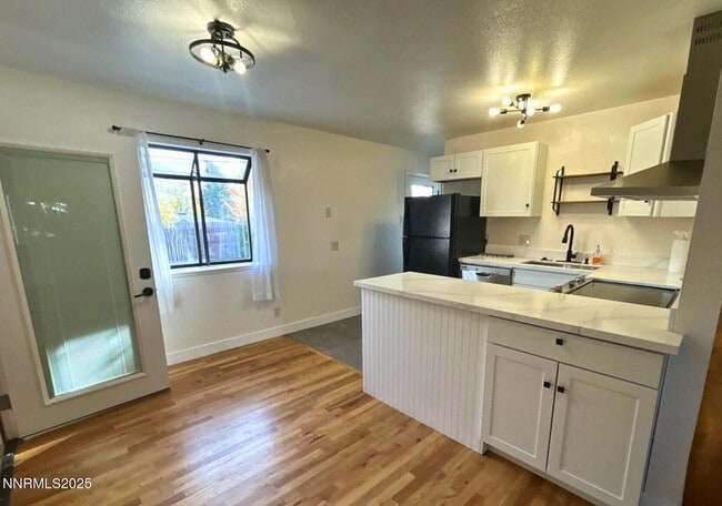 Building Photo - 640 James Ln