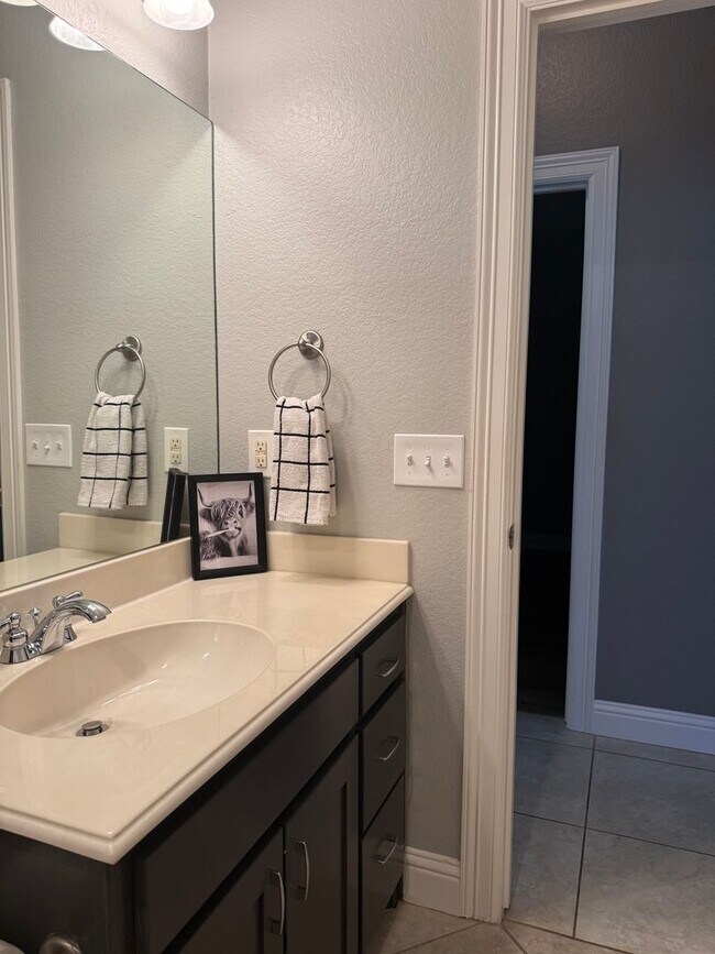 Building Photo - Beautiful 4 bedroom 2 bath home centrally located for added convenience