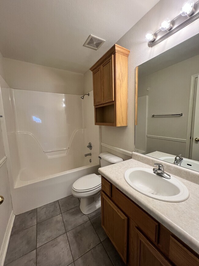 Building Photo - 1005 Zachary Dr