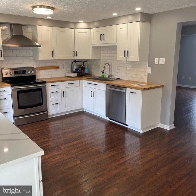 Building Photo - 7807 Edmunds Way