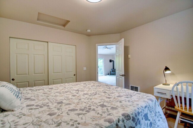 Building Photo - Lovely Clinton Home with Great Light and Pet Friendly!