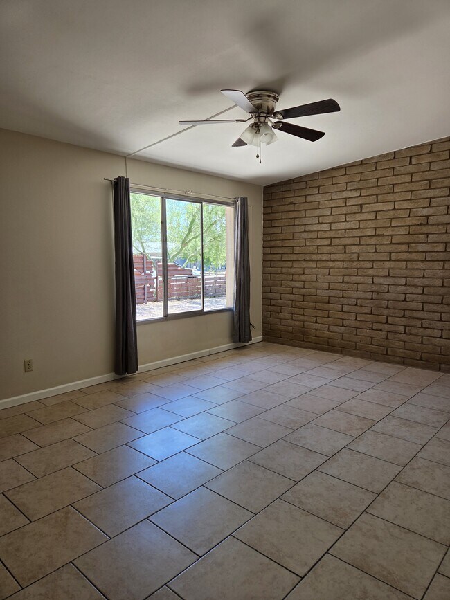 Building Photo - 1110 E Broadmor Dr