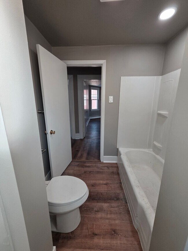 Building Photo - 20 Walnut St