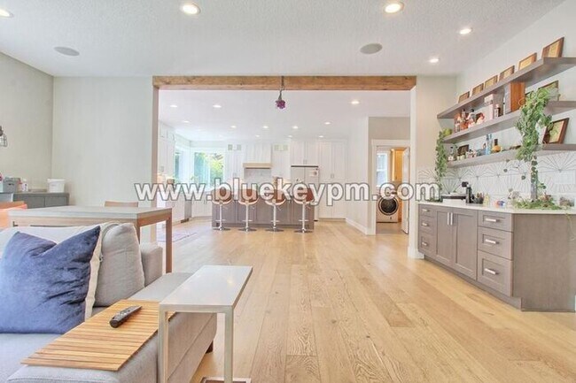 Building Photo - 3 Bed, 2.5 Baths Luxury Home Located Near ...