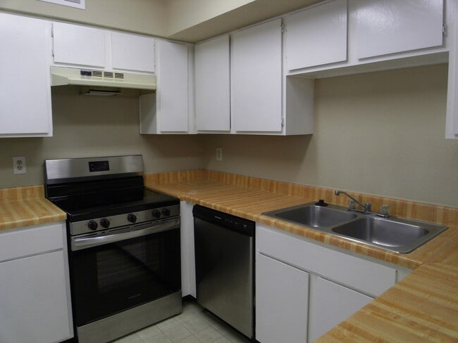 Building Photo - 2011 Spenwick Dr