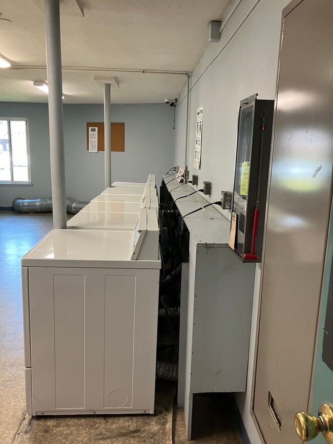Building Photo - Heat & Hot Water Included 1st Floor Condom...