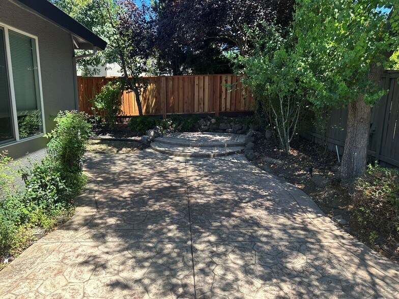 Building Photo - 6632 Maple Creek Dr