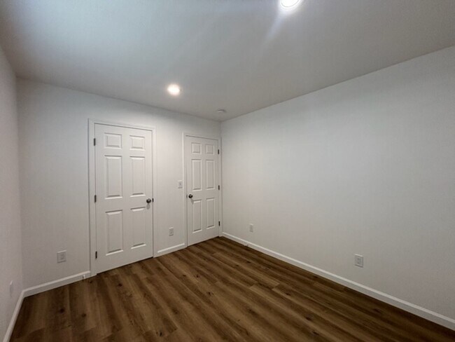 Building Photo - 942 W El Morado Ct