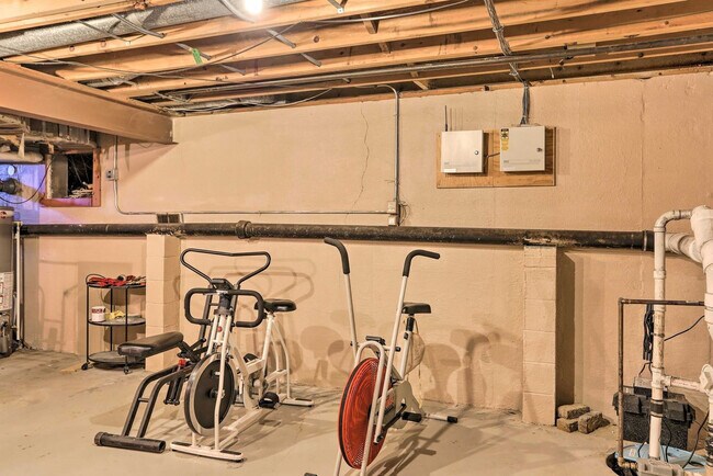 Building Photo - 1960 Pinelawn Dr