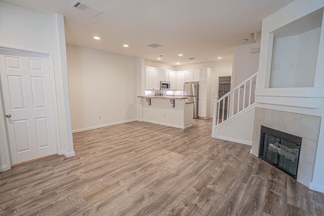 Building Photo - The Palisades -  3 Bedroom Townhome for Rent in Stevenson Ranch!