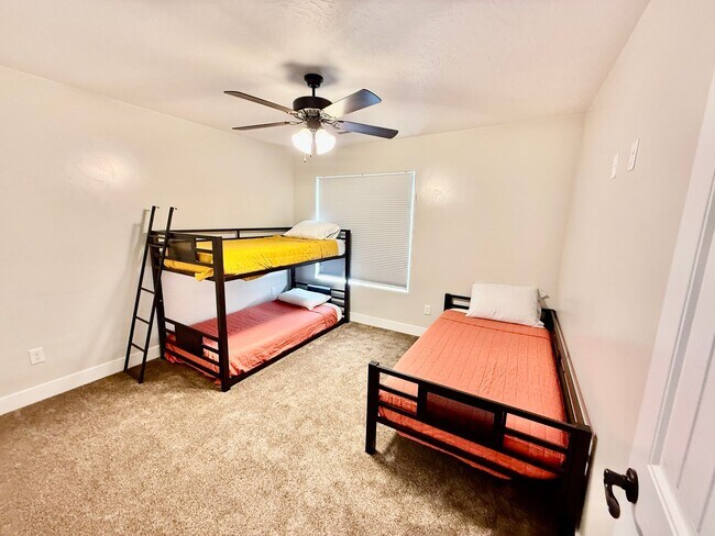 Building Photo - 521 N Creek Ridge Dr