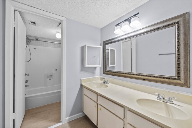 Building Photo - 12528 Wellington Park Dr