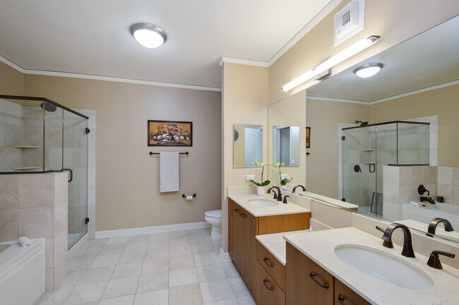 Building Photo - 450 E Waterside Dr