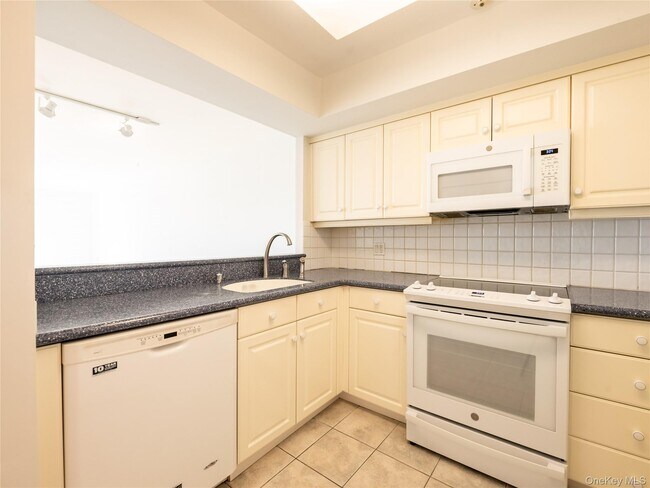 Building Photo - 372 Main St