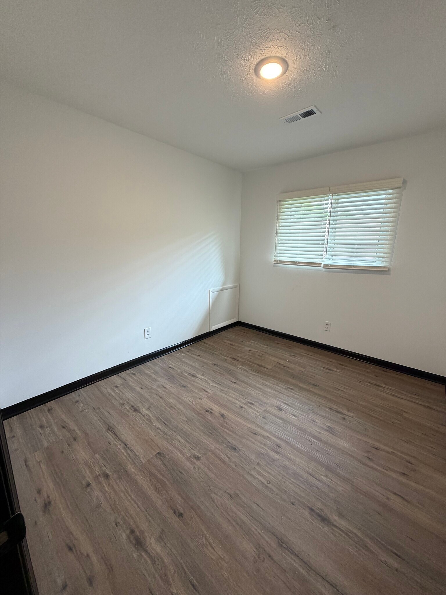 Building Photo - 2020 Val Vista Ct