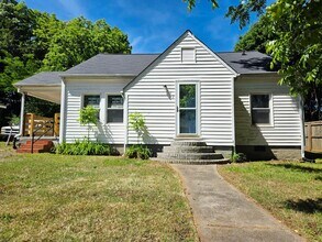 Building Photo - Great 2 bedrooms Home