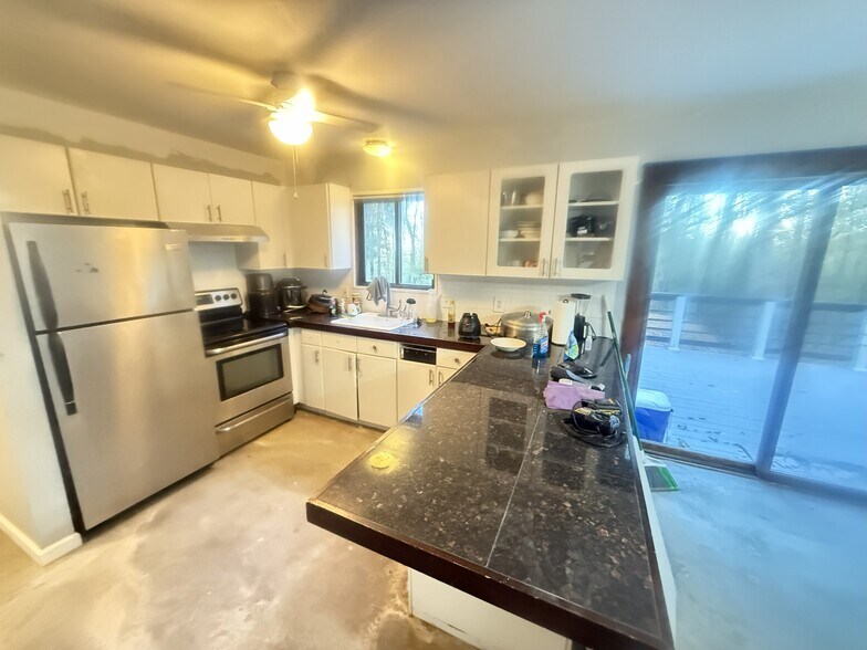 Building Photo - 1049 Alpine Dr