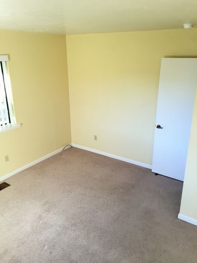 Building Photo - 656 Thunderbird Dr