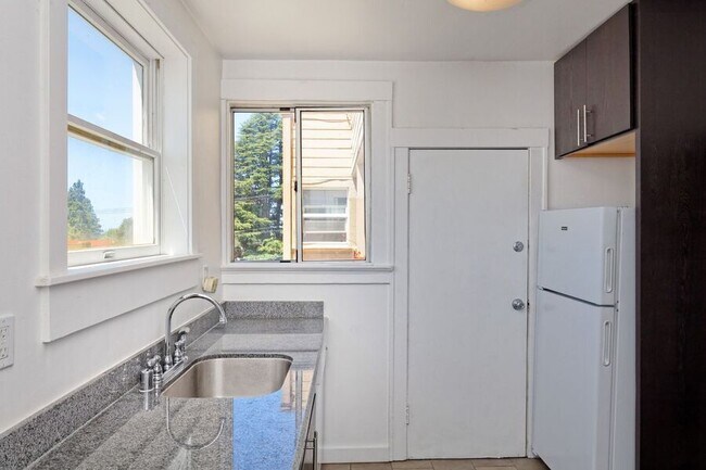 Building Photo - 2139 Grant St