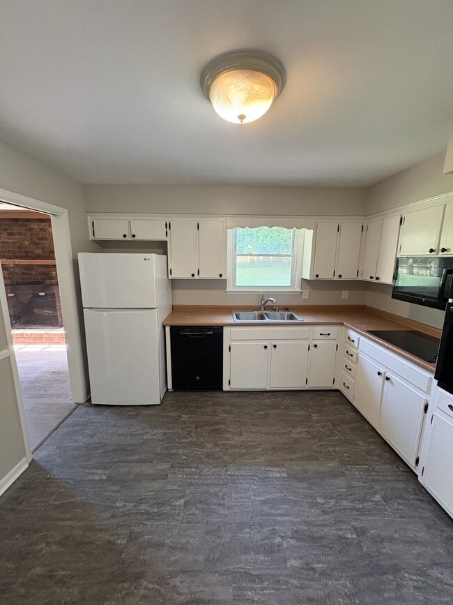 Building Photo - 529 Des Moines Dr