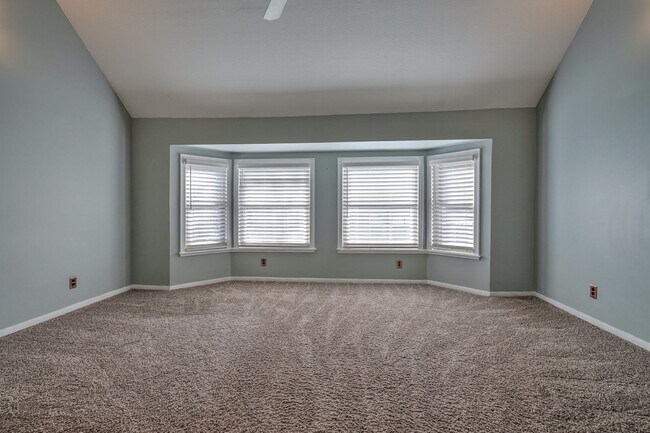 Building Photo - Beautiful 2+ Bedroom, 4 Level Townhome Wit...