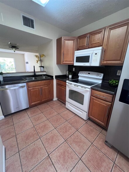 Building Photo - 167 Riviera Cir