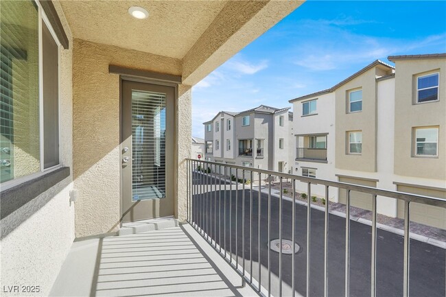 Building Photo - 2662 Champagne Gold Ave