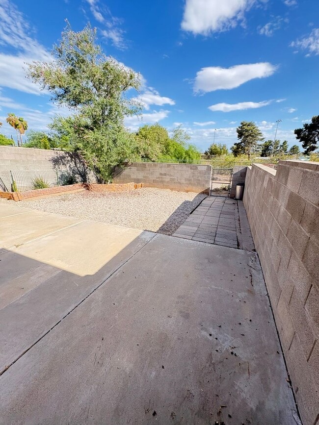 Building Photo - Townhome Cute 2bd/2ba