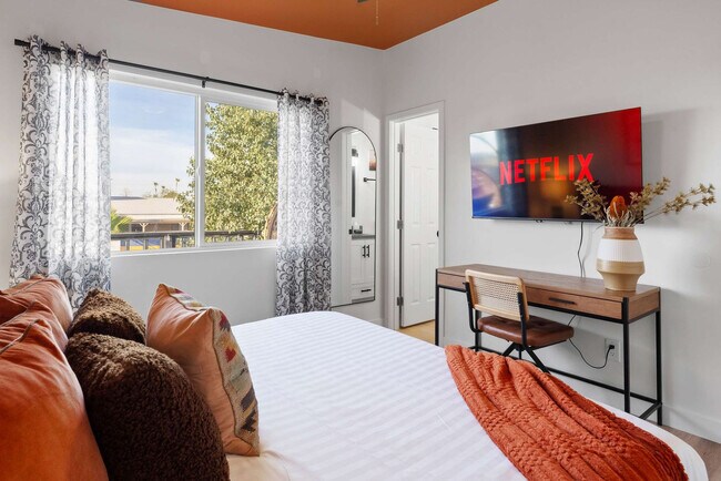 Building Photo - 4530 W Paradise Dr