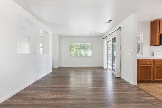Building Photo - 25892 Iris Ave