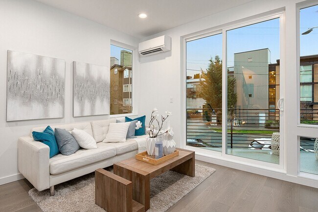 Building Photo - Stylish, Bright and Efficient 2 bed 1.75 Bath Townhome. Walk to U-Village!