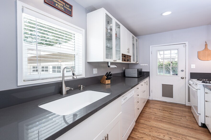 Building Photo - 5865 Vesper Ave