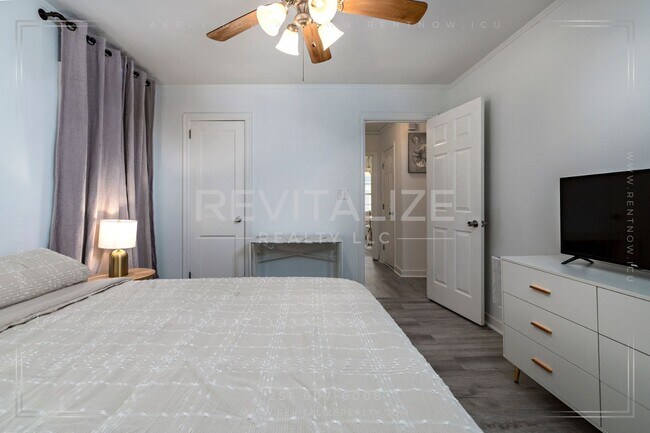Building Photo - HALF-OFF DEPOSIT SPECIAL! Furnished 2 Bedr...