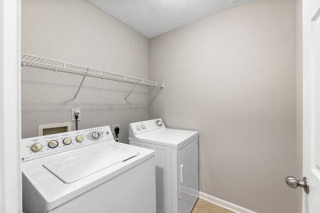 Building Photo - 2/2.5 Townhome in Great Flowery Branch loc...
