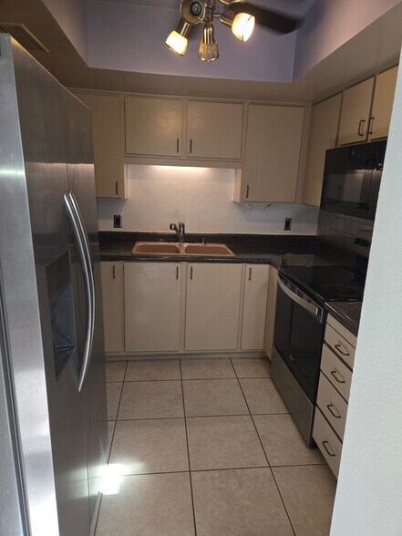 Kitchen - 1044 E Pueblo Rd