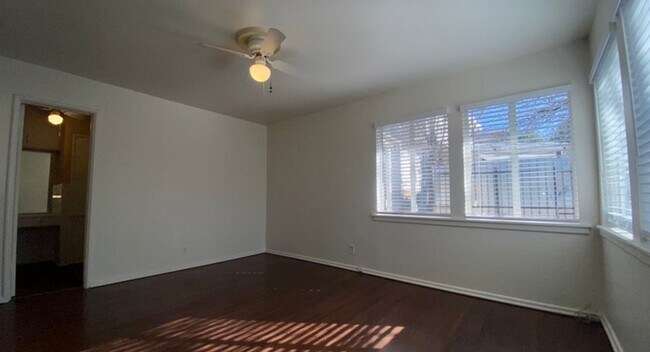 Building Photo - Arlington Heights Cottage
