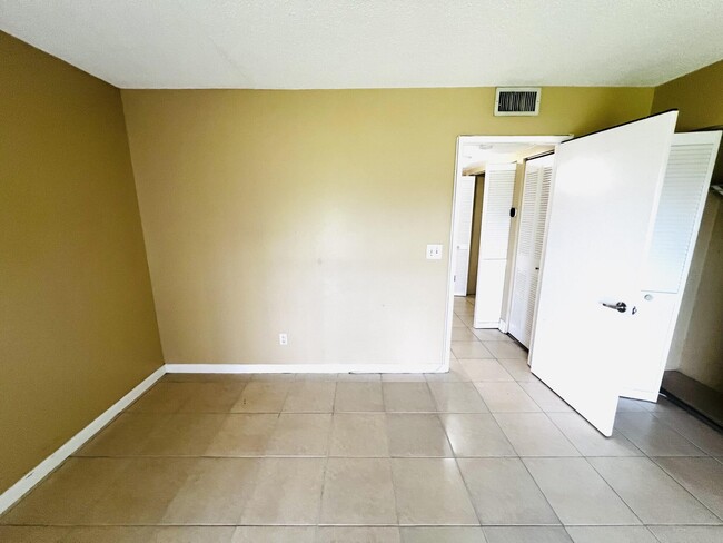 Building Photo - 1605 Meadows Cir