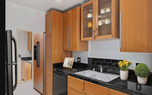 Building Photo - LOVELY 1 BR/1BA FASHION VALLEY CONDO-$2450/MO $200 move in credit