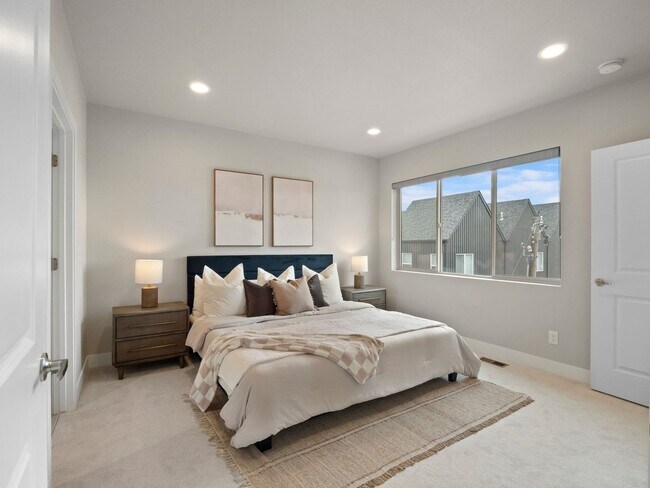 Building Photo - Modern Townhome with Mountain Views in One...