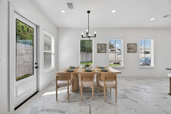 Building Photo - 2908 El Fenice Ln
