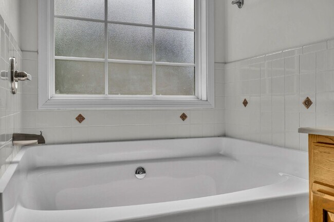 Building Photo - 2701 Hidden Ridge Ct