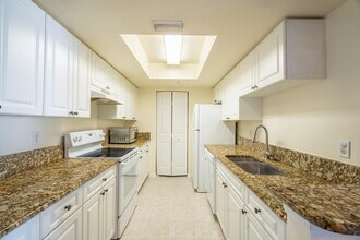 Building Photo - 1300 Crestwood Ct S