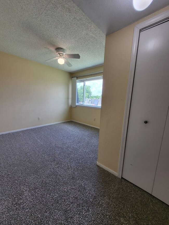 Building Photo - (2) Bed+Study/(2.5) Bath Townhome w/ Pool Access! Available NOW!