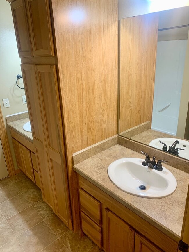 Building Photo - 2 Bedroom 1.5 Bathroom located in the Heights!