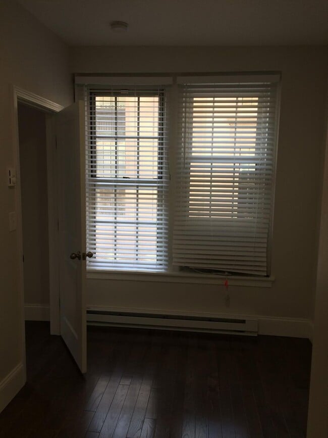 Building Photo - NO FEE!!  BACK BAY 1 BEDROOM WITH LAUNDRY IN-UNIT & RENOVATED KITCHEN